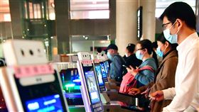 就地過年引民怨  中國國家衛健委：不能一刀切中國多地倡導「就地過年」已引發民怨，國家衛健委官員18日稱，就地過年不能「一刀切」、「層層加碼」。圖為12月16日，福州南火車站，旅客通過自助智慧防疫閘機快速出站。（中新社提供）中央社  110年12月18日