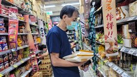 6月CPI年增率創14年新高（2）行政院主計總處6日公布6月消費者物價指數（CPI）年增率為3.59%，相較5月仍持續上漲，創近14年新高，也意味國內通膨壓力依舊居高不下。圖為民眾在台北市一處大賣場內購物。中央社記者鄭清元攝  111年7月6日