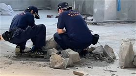 台中神岡桶屍案  警方現場採證台中市神岡區一處鐵皮工廠發現桶屍案，報案人推倒水桶後，部分水泥塊掉落，警方現場採集蒐證。（民眾提供）中央社記者趙麗妍傳真  111年10月27日