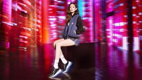 BLACKPINK Jennie著用NMD_V3經典鞋(HP4316)。（圖／品牌提供）