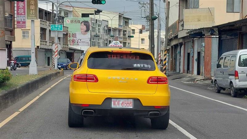 頂級小黃現身台南街頭！網嘆：體驗人生？