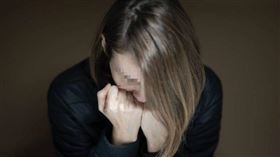 女網友發現男友被約炮詐騙集團騙，內心十分兩難。（示意圖／翻攝自pexels）