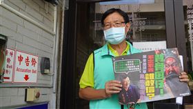 屏東市長選戰  李清聖不滿文宣抹黑按鈴申告選戰倒數30天，屏東市長選情激烈，署名周佳琪後援會的文宣攻擊民進黨屏東市長參選人李清聖（圖）是「屏東牆頭草」，李清聖得知文宣內容，相當不滿，認為是不實謠言，27日前往屏東地檢署按鈴申告。中央社記者李卉婷攝  111年10月27日