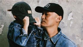 ▲余文樂發出與兒子Cody的牛仔時裝照。（圖／翻攝自余文樂社群）
