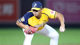 中職猿象戰  李吳永勤後援登板中華職棒17日在桃園球場進行中信兄弟隊與樂天桃猿隊的賽事，9局下，兄弟派出李吳永勤後援登板。中央社記者張新偉攝  110年4月17日