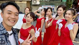 ▲柯大堡被正妹禮生團包圍。（圖/翻攝自柯大堡 Kodabow臉書）