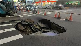 ▲台中市南屯大墩路、大墩五路口，下午傳出道路下陷，且面積達到3公尺乘4公尺大。目前警方已拉起封鎖線，台中市政府養工處人員也在現場會勘。（圖／讀者提供）