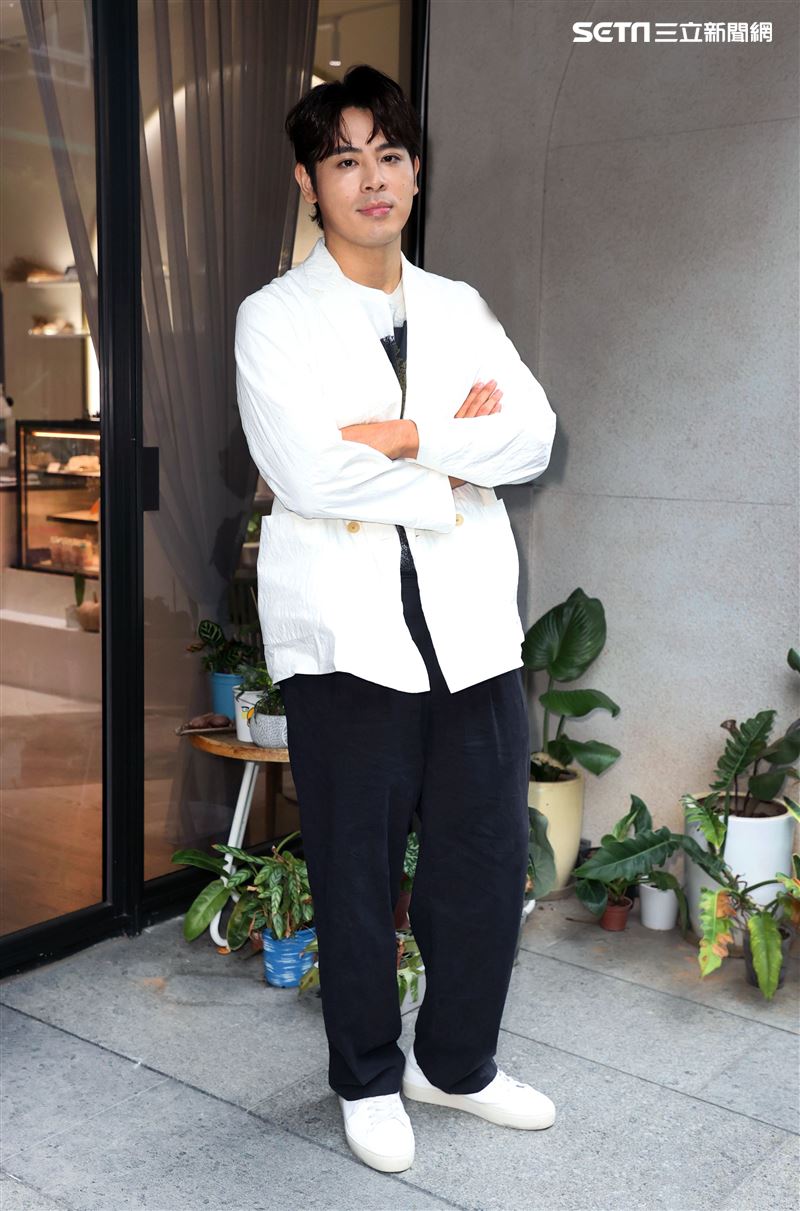 歌手江健榆三立新聞網專訪。（記者邱榮吉/攝影）