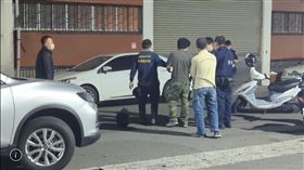 ▲高雄警方晚間6點50分獲報，九如大橋鼓山端有民眾臥倒車內需要協助，不過警消到現場發現，男子在車內後座，已經明顯死亡，警方立即通報鑑識小組進行採證，並通知家屬，擴大釐清。（圖／翻攝畫面）