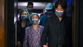 賴清德（右）與受難者前輩張常美（左）一同出席首映會。（圖／牽猴子提供）