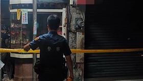 ▲高雄市鳳山27日晚間驚傳銀樓搶案，警方在現場圍起封鎖線，追捕逃逸歹徒中。（圖／翻攝畫面）
