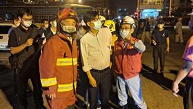 高雄大林煉油廠深夜火警  陳其邁趕抵現場中油高雄大林煉油廠今天晚間發生火警，高雄市長陳其邁（前中）深夜趕抵現場，並表示初步了解無人員受傷受困、不影響地下工業管線，市府持續監測、救災中。（高雄市政府提供）中央社記者曾以寧傳真 111年10月27日