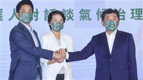 台灣氣候行動博覽會  蔣萬安黃珊珊陳時中同台2022台灣氣候行動博覽會「氣候治理．淨零台北」對話8日在松山文創園區舉行，國民黨台北市長參選人蔣萬安（左起）、無黨籍台北市長參選人黃珊珊與民進黨台北市長參選人陳時中出席。中央社記者鄭清元攝  111年10月8日