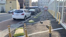 整排違停「封印付費車格」！網愣：超鴨霸