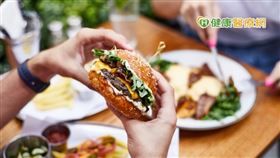 以往認為腦中風多半發生於65歲以後，但現代人飲食、生活習慣不同，步調忙碌容易忽略身體警訊。