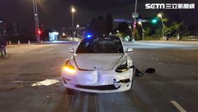 台北市楊男駕駛特斯拉行經大度路時，與闖紅燈的機車發生碰撞，釀成1死1傷的慘劇。（圖／翻攝畫面）