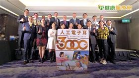 成人和兒童聽損者都有植入電子耳需求，但補助僅開放給18歲以下兒童，實際上聽損者當中，65歲以上高齡者佔七成，當聽覺受損、腦部刺激減少，甚至影響社交、不出門，都會提高失智風險，高齡聽損議題應受重視。