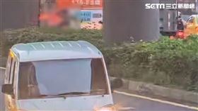  北市趙男騎車行經復興南路一段時，直接撞上前方轎車後噴飛慘亡。（圖／翻攝畫面）