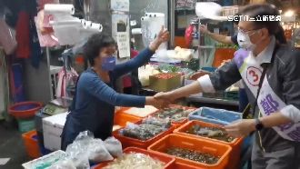 鄭運鵬透早跑市場拜票　攤商熱情現高人氣