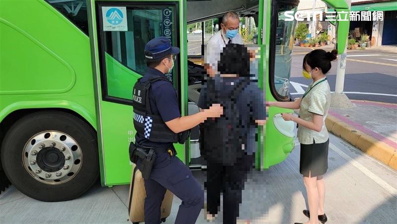妙齡女被丟包交流道　警見字條揭殘忍真相