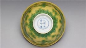 故宮國寶，清代弘治款嬌黃釉綠彩龍紋碗。（圖／翻攝自故宮OPEN DATA專區網站）