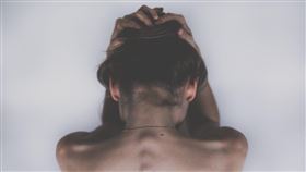 頭痛,裸體,崩潰,撞牆,低落,難過,失戀,侵犯,性侵,示意圖／pixabay