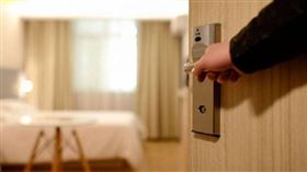 爸爸與移工出軌，但媽媽卻不肯離家。（示意圖／PIXABAY）