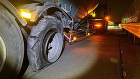 台南,國道1號,鋁梯,爆胎,受損,路肩,貨車