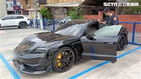 台中男子酒醉睡保時捷尿急，卻因沒鑰匙遭反鎖車內。（圖／民眾提供）