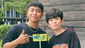 「哈哈台」入圍第四屆走鐘獎，HOOK（右）左為哈哈台主持人蓋瑞。（圖／哈哈台提供）