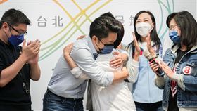 蔣萬安、盧秀燕開箱市民基地。(圖/蔣萬安競選辦公室提供)