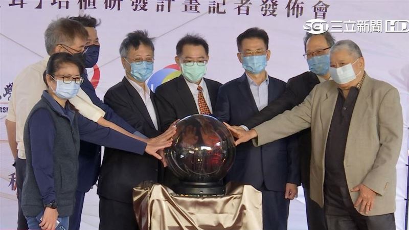 產學合作！醒吾科大、生技業者培育香檳茸