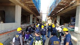 桃園市專勤隊，逮捕非法移工，香蕉葉，樹葉偽裝 (圖／移民署桃園專勤隊提供)