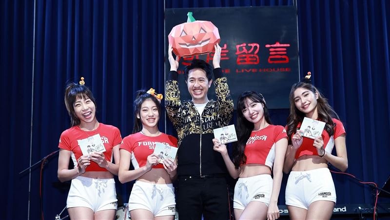 莫凡新自爆遭女同學醉後色誘　裸身躺床