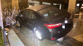 汐止園區遭轎車撞「鑲嵌鐵門」駕駛竟肇逃