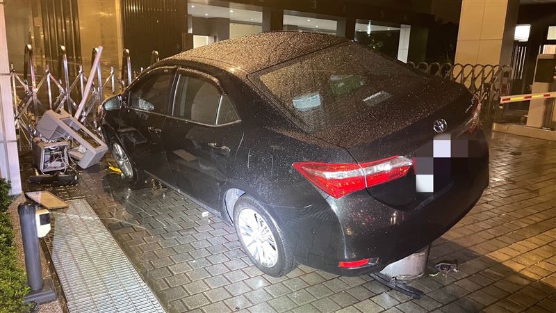 汐止園區遭轎車撞「鑲嵌鐵門」駕駛竟肇逃