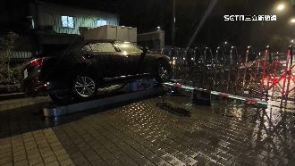 轎車自撞卡閘門懸空　警搜車內發現球棒