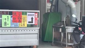 網友發現台南某便當店張貼3張公告，卻搞不清楚哪一天有營業。（圖／翻攝臉書社團路上觀察學院）