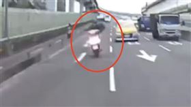 騎士拒檢大漢橋上折返跑！還催油門衝撞警