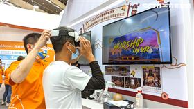 臺灣企銀與北港朝天宮兩大百年品牌合作，於「BOBE創新廟宇金融｣專區展示線上點燈祈福網、祈福機、起家金帳戶及媽祖聯名卡等服務，民眾也能在「VR元宇宙參拜朝天宮｣專區以虛擬實境參拜，體驗宛如身歷朝天宮的元宇宙感。（圖／記者戴玉翔攝影）