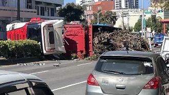砂石車過彎翻覆　撞斷路燈、廢鐵四散一地