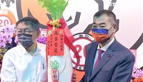 台北市長柯文哲赴北市議會議長陳錦祥總部致意