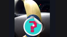 網友分享候選人的競選小物竟是「一根香蕉」，引發熱烈討論。（圖／翻攝自台灣政治美學臉書社團）