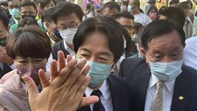 賴清德赴台南助選受歡迎副總統賴清德（前中）29日前往台南市中西區台灣首廟天壇參拜，並為台南市長黃偉哲及民進黨提名議員參選人助選，受到現場支持者熱烈歡迎。中央社記者張榮祥台南攝  111年10月29日