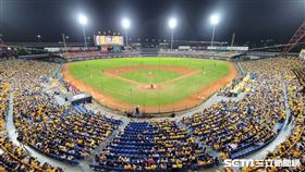 ▲中華職棒季後挑戰賽，洲際球場湧進爆滿球迷。（圖／記者劉彥池攝影）