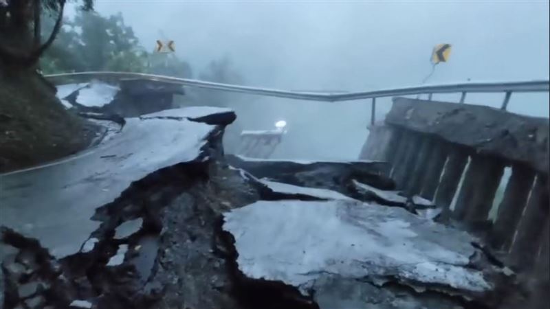 新／雨炸宜蘭！明池至百韜橋段　道路坍塌