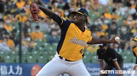 ▲中華職棒季後挑戰賽，中信兄弟先發投手德保拉。（圖／記者劉彥池攝影）