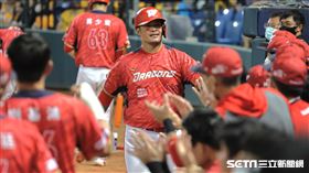 ▲中華職棒季後挑戰賽，味全龍一壘手林智勝跑回第1分。（圖／記者劉彥池攝影）