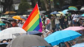 台灣同志遊行雨中前行（2）2022台灣同志遊行29日下午在台北市政府前廣場登場，主辦單位預計參與人數上看12萬人，儘管現場陣陣細雨仍不減民眾熱情，與會者撐傘走完全程。中央社記者裴禛攝  111年10月29日