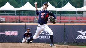 黑豹旗青棒賽平鎮高中投手張耀允（前）先發2局無失分，率隊以22比0奪勝。▲（圖／中央社）